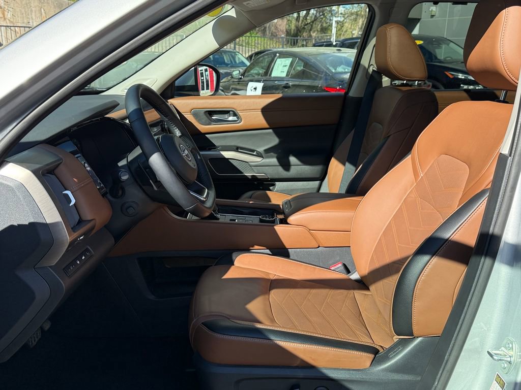 Used 2024 Nissan Pathfinder Platinum w/ Cargo Package AWD/4WD image 17