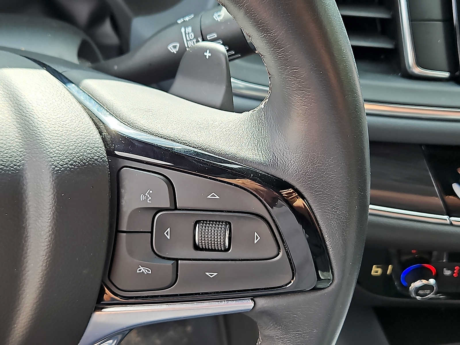 Used 2023 Buick Enclave Essence FWD image 23