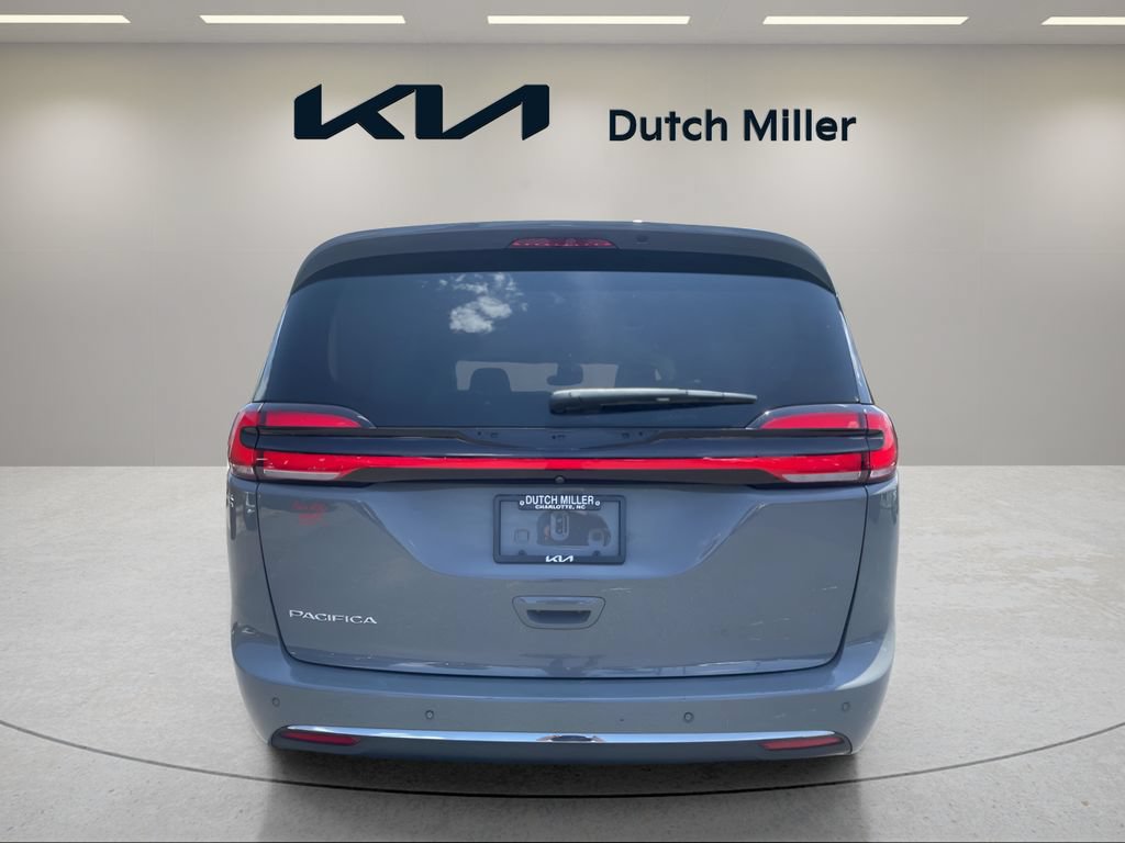 Used 2023 Chrysler Pacifica Touring-L FWD image 3