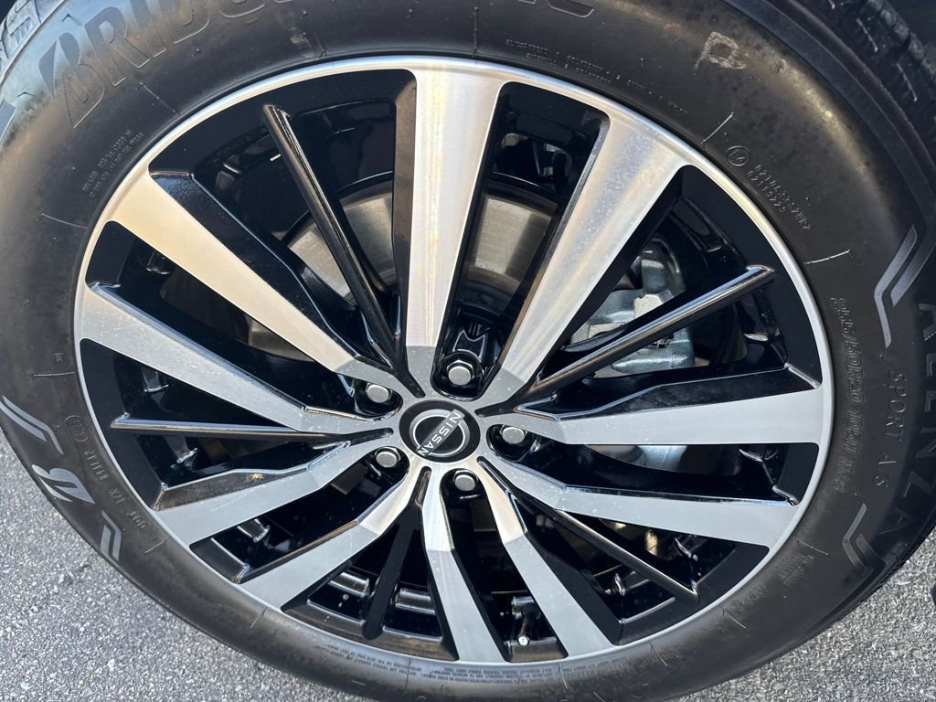 Used 2025 Nissan Pathfinder Platinum w/ Black Appearance Package image 38