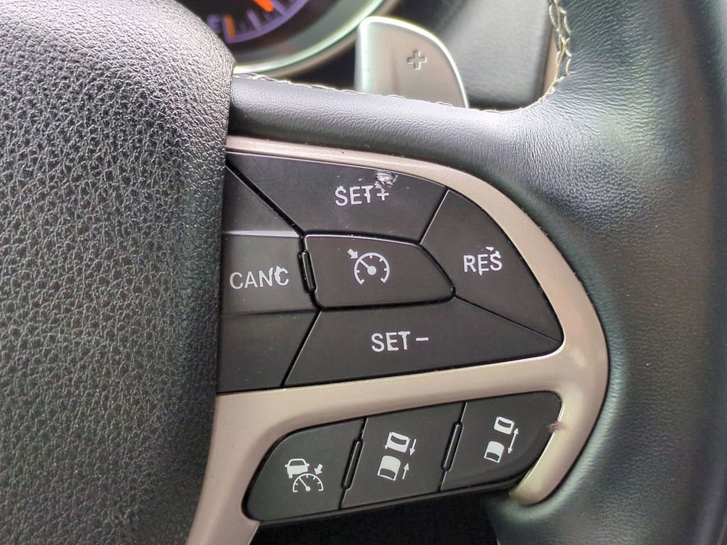 Used 2017 Jeep Grand Cherokee Overland w/ Jeep Active Safety Group image 27