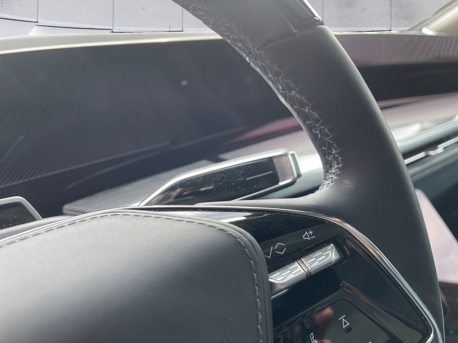 Certified 2025 Cadillac Escalade IQ Luxury 2 w/ LPO, Premium Carpet Package AWD/4WD image 29