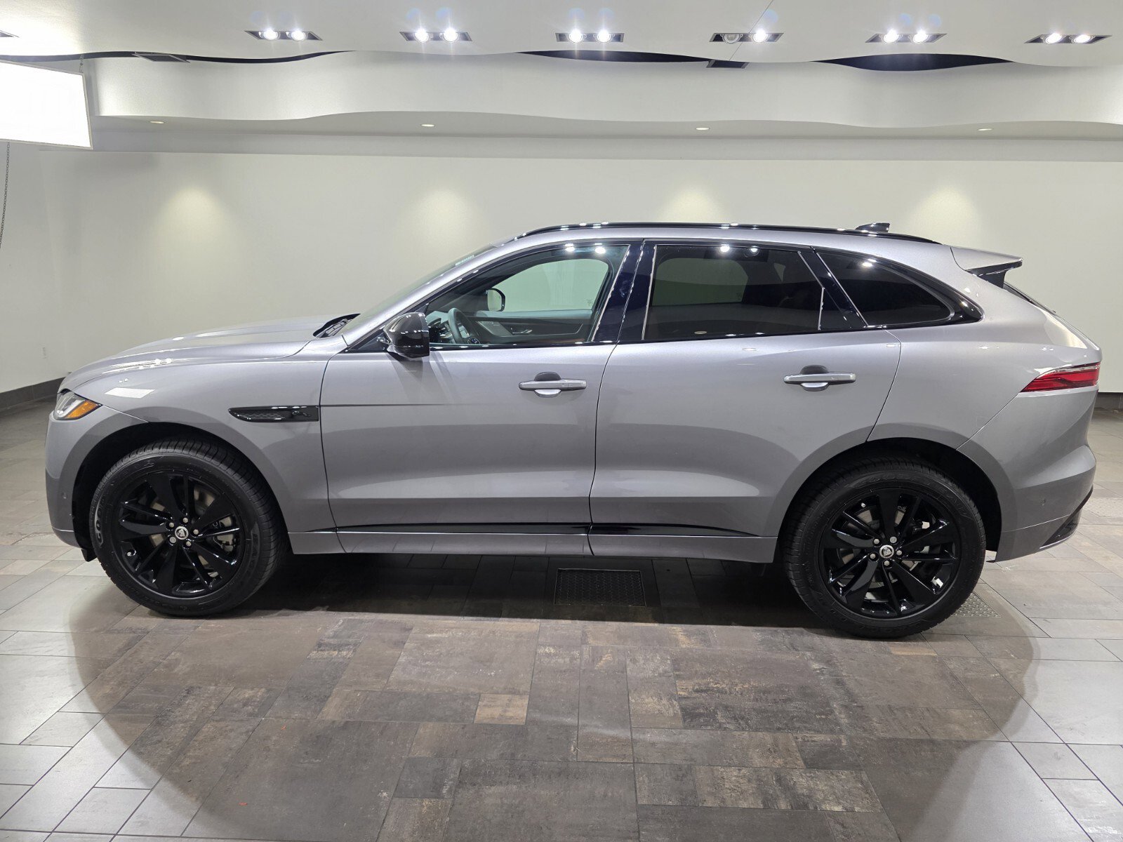 New 2026 Jaguar F-PACE R-Dynamic S image 3
