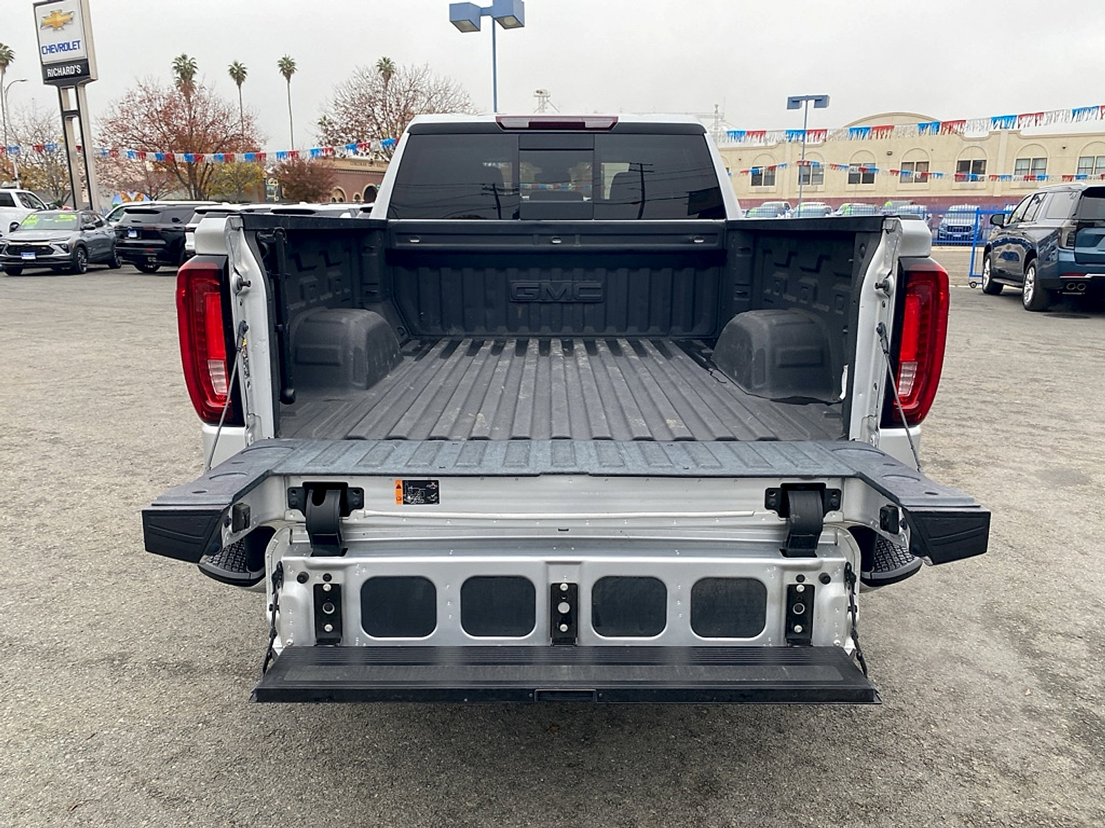 Used 2022 GMC Sierra 1500 SLT w/ SLT Premium Plus Package AWD/4WD image 10
