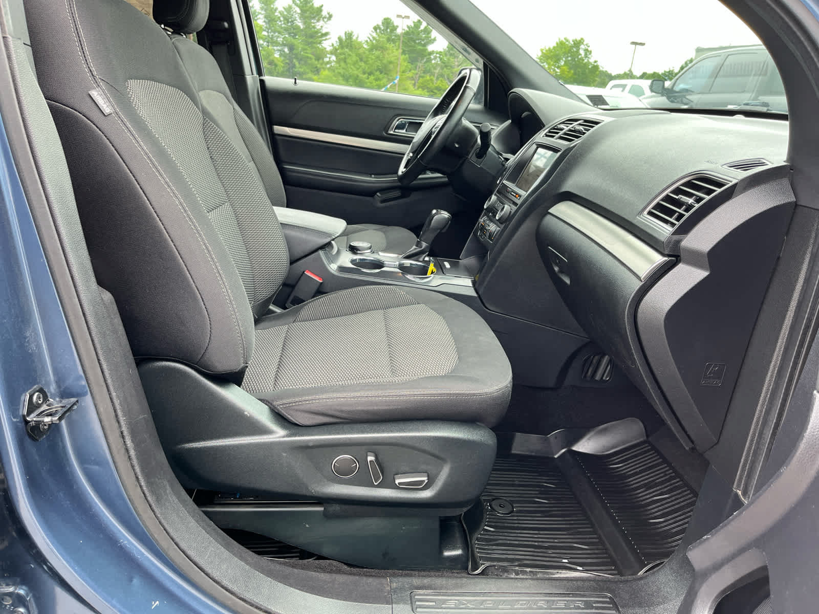 Used 2018 Ford Explorer XLT w/ Equipment Group 201A AWD/4WD image 37