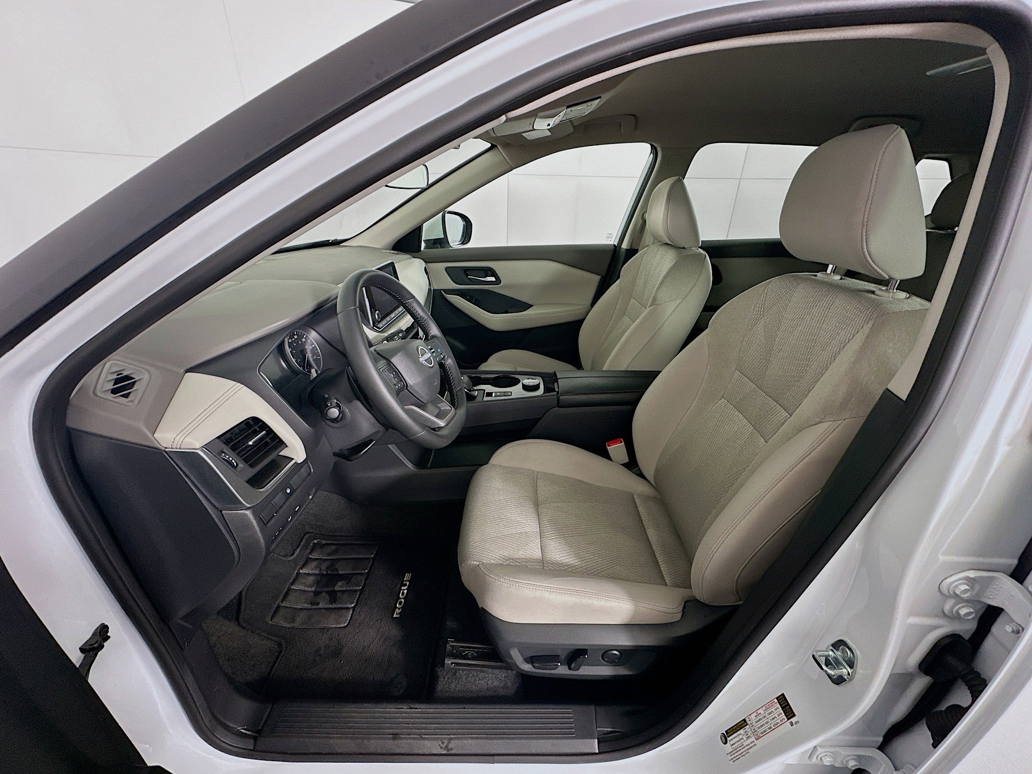 Used 2025 Nissan Rogue SV image 13