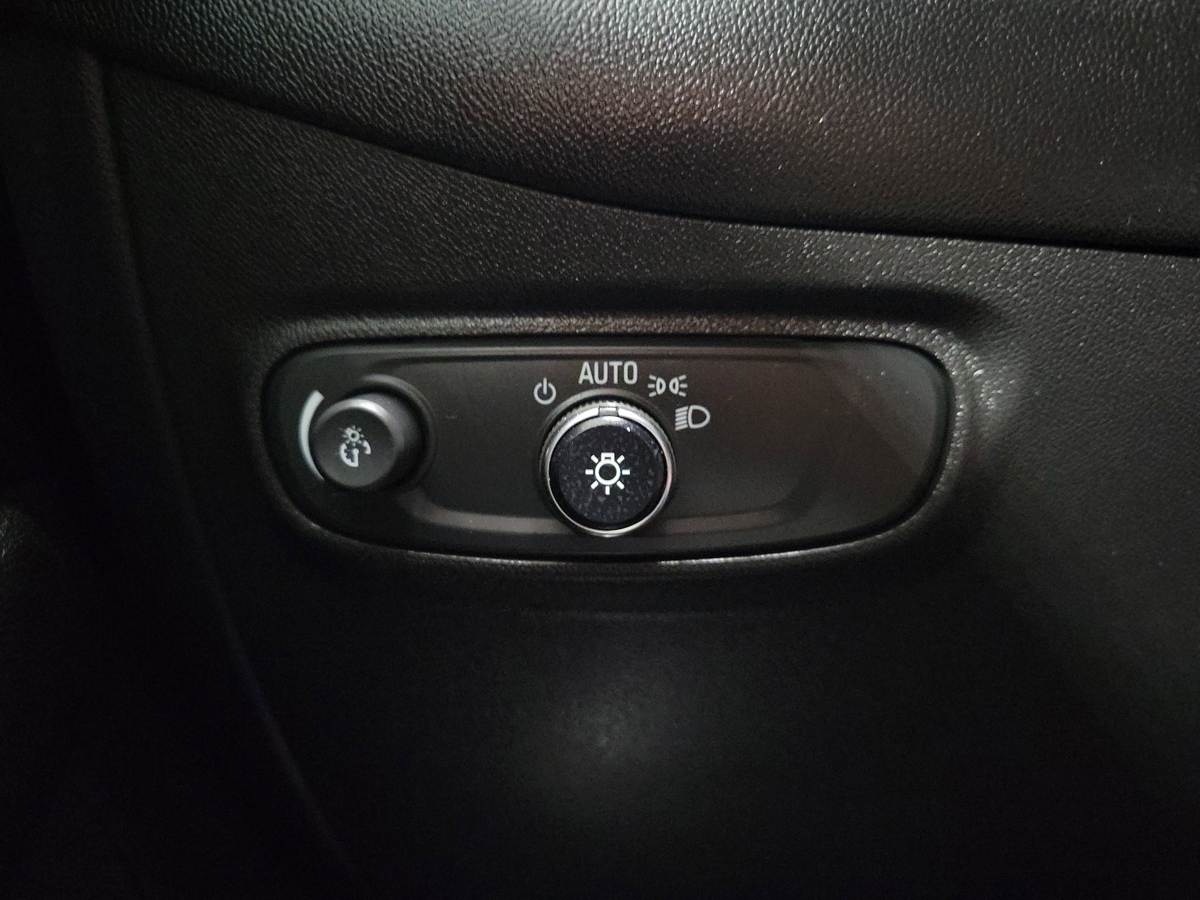 Used 2021 Chevrolet Equinox LS w/ LS Convenience Package image 22