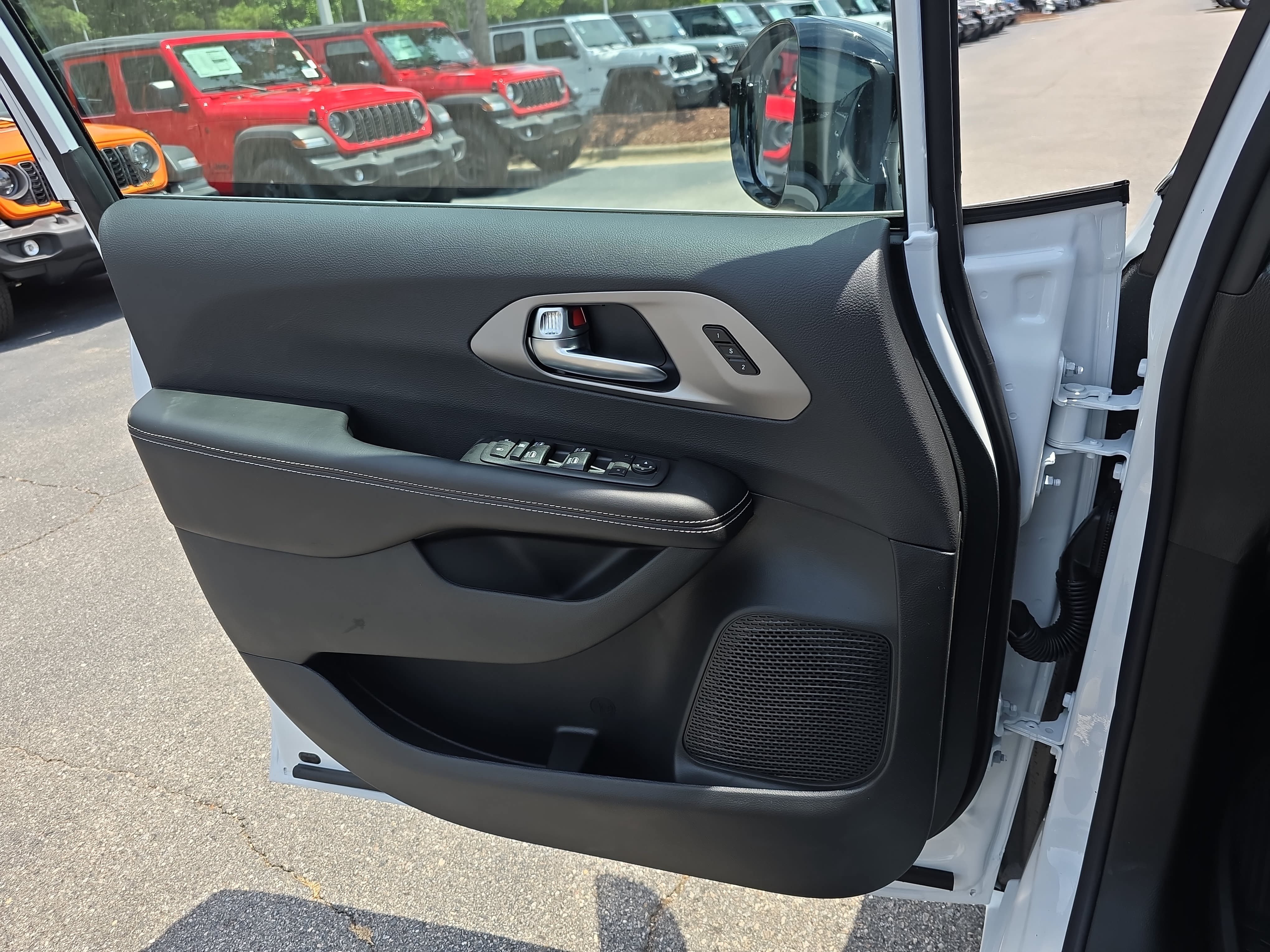 New 2027 Chrysler Pacifica Select AWD/4WD image 25