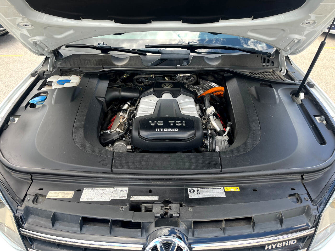 Used 2012 Volkswagen Touareg Hybrid image 38