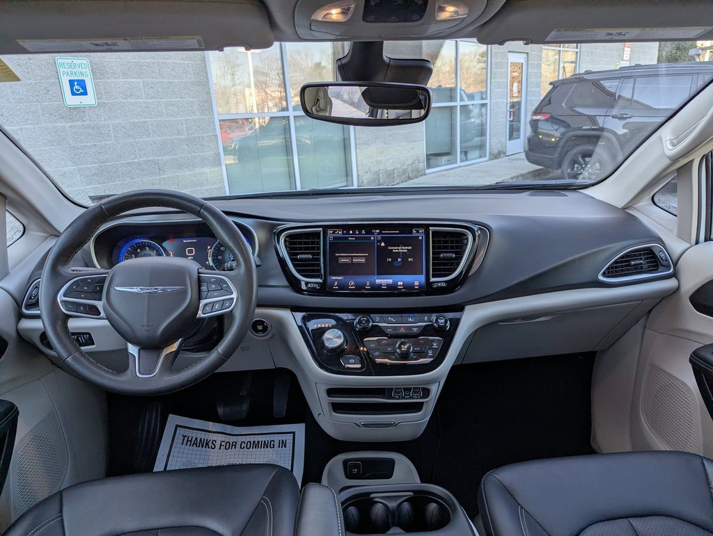 Used 2024 Chrysler Pacifica Touring-L image 10