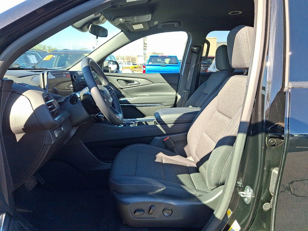 Used 2025 Chevrolet Traverse LT w/ Midnight/Sport Edition image 15