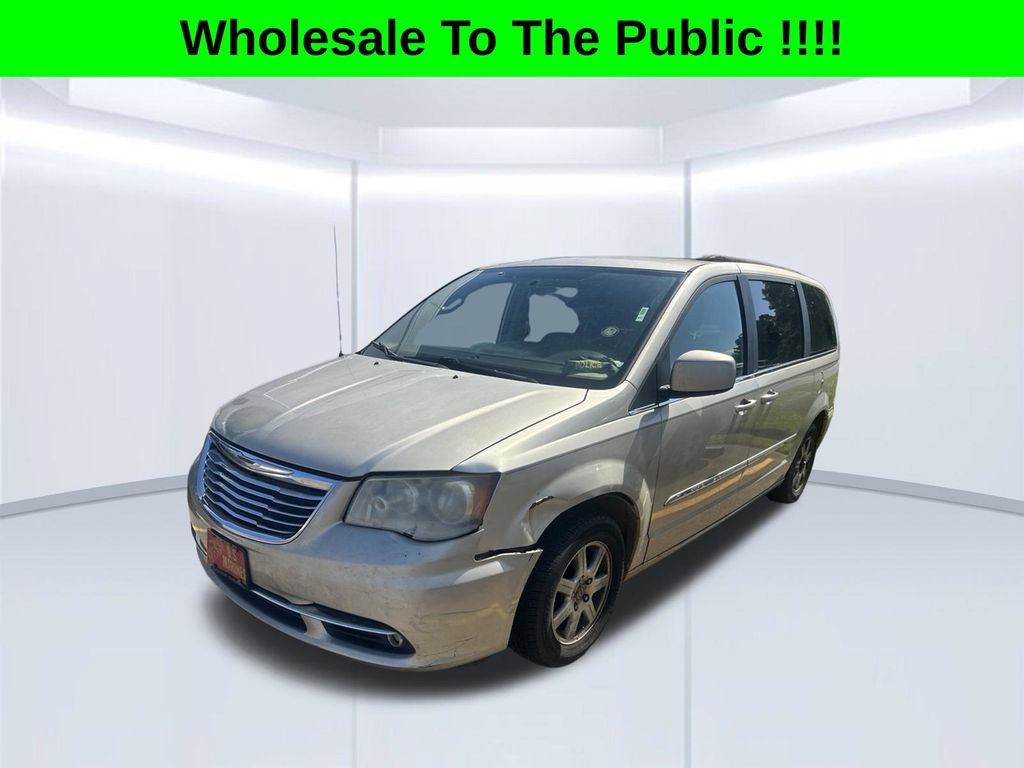 Used 2013 Chrysler Town & Country Touring FWD image 3