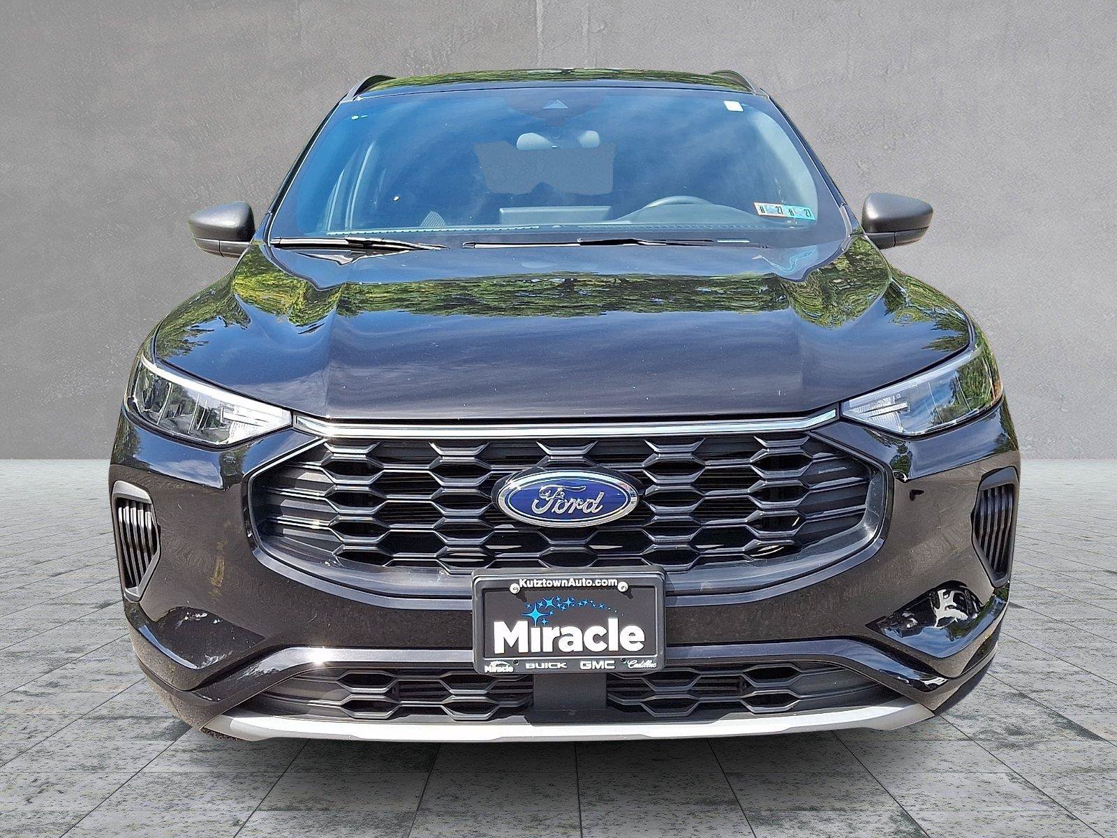 Used 2023 Ford Escape ST-Line w/ Tech Pack #1 AWD/4WD image 2