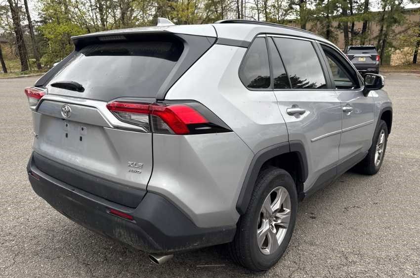 Used 2023 Toyota RAV4 XLE AWD/4WD image 5