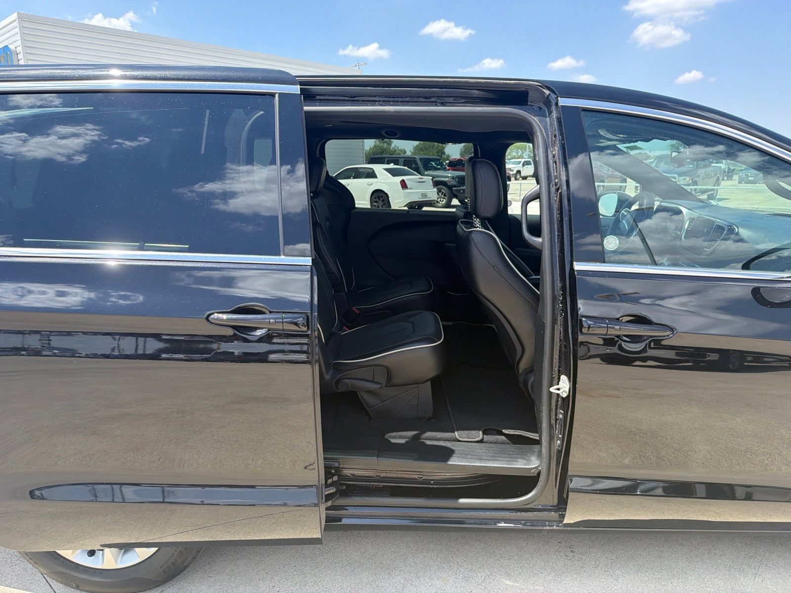 Used 2026 Chrysler Pacifica Limited FWD image 11