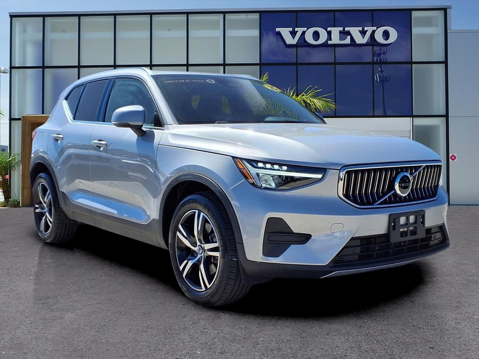 Certified 2025 Volvo XC40 B5 Core AWD/4WD image 1
