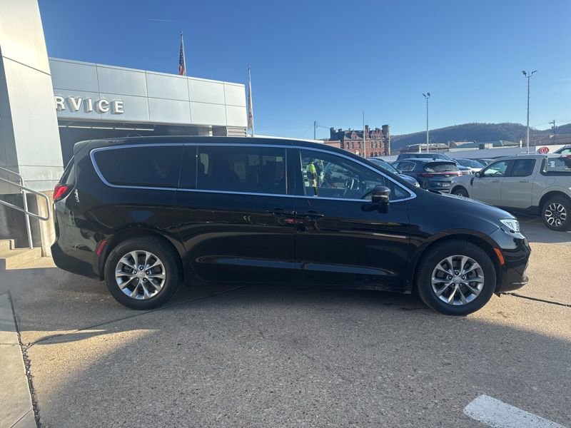 Used 2026 Chrysler Pacifica Select image 6