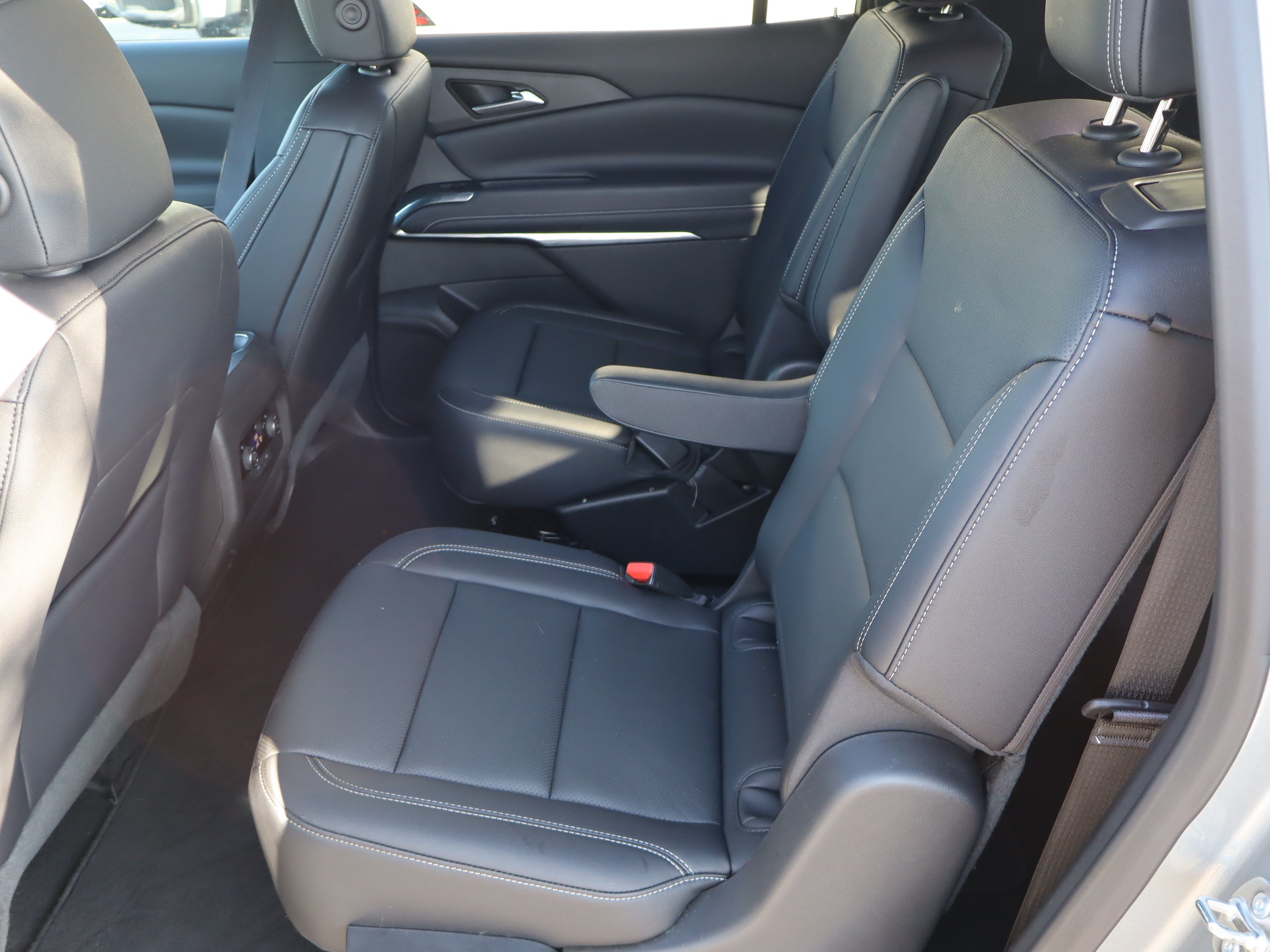 Used 2025 Chevrolet Traverse LT FWD image 31