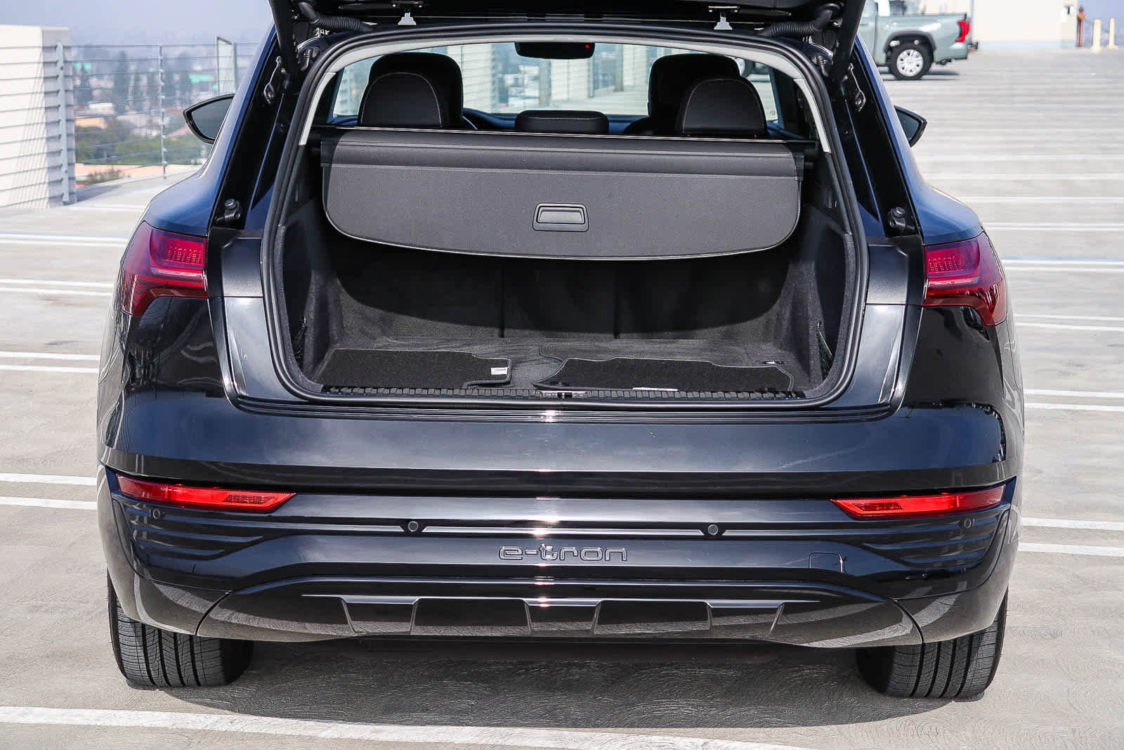 Used 2024 Audi Q8 e-tron Premium image 38