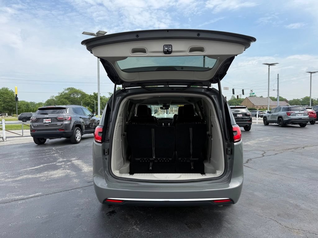 Used 2022 Chrysler Pacifica Touring-L FWD image 7