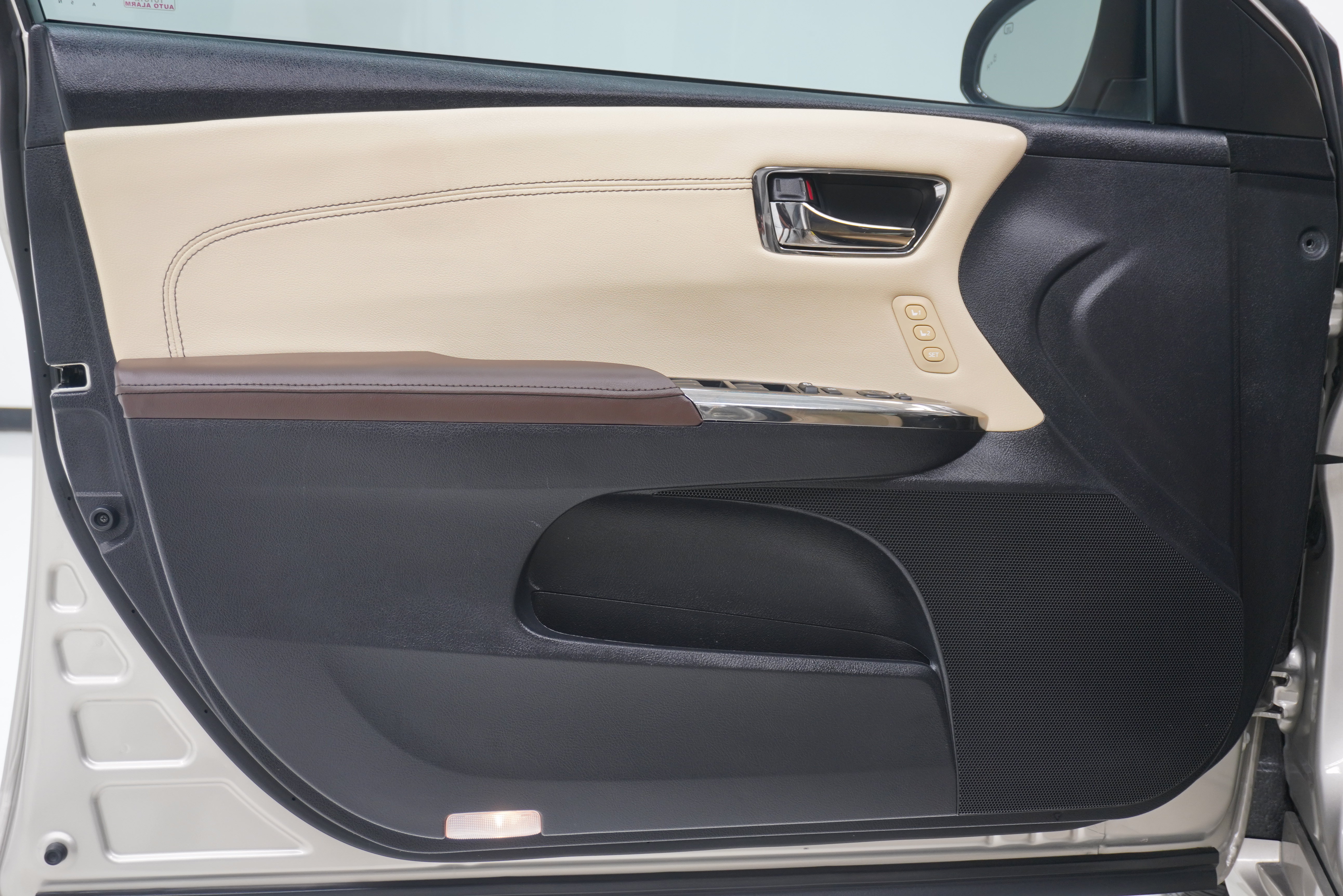Used 2013 Toyota Avalon Limited w/ Technology Pkg FWD image 14