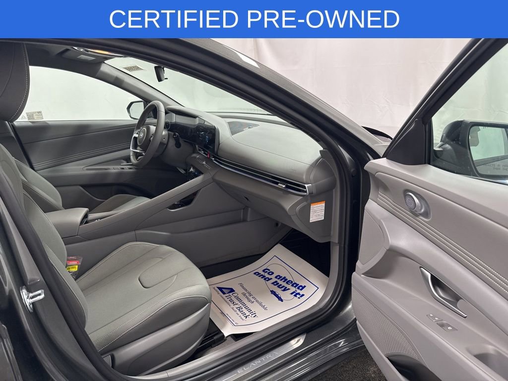 Used 2025 Hyundai Elantra SEL image 21