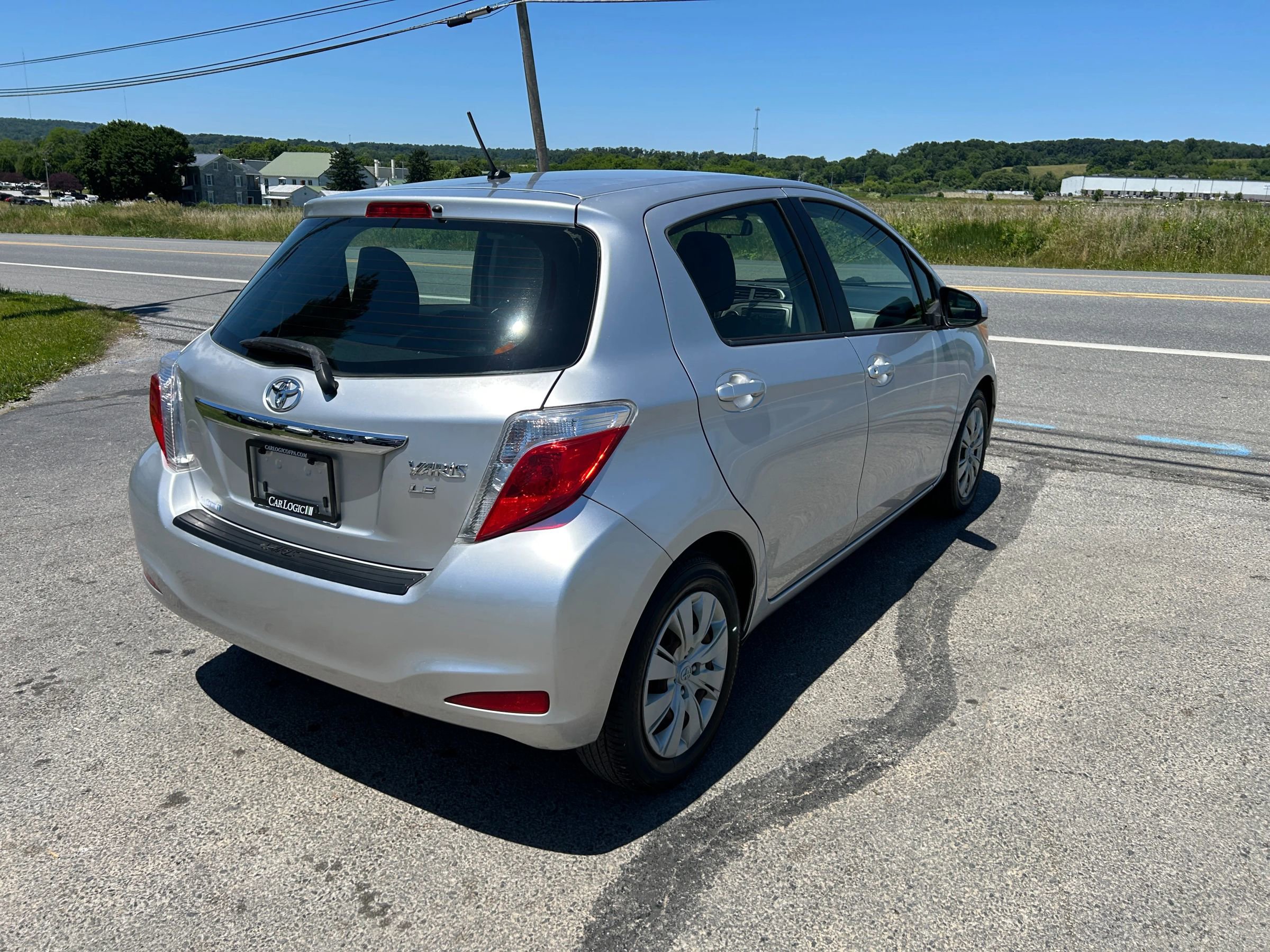 Used 2012 Toyota Yaris LE FWD image 9