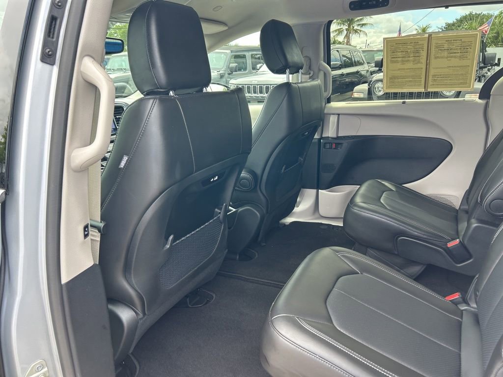 Used 2024 Chrysler Pacifica Touring-L image 30
