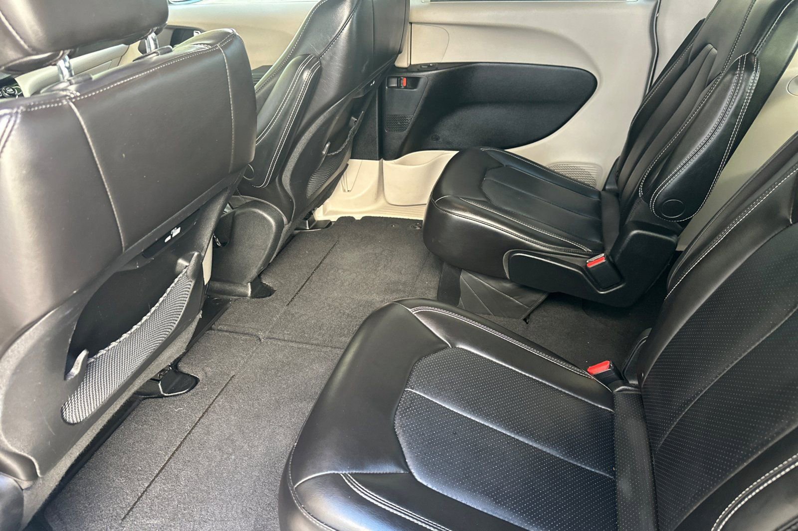 Used 2023 Chrysler Pacifica Touring-L image 14