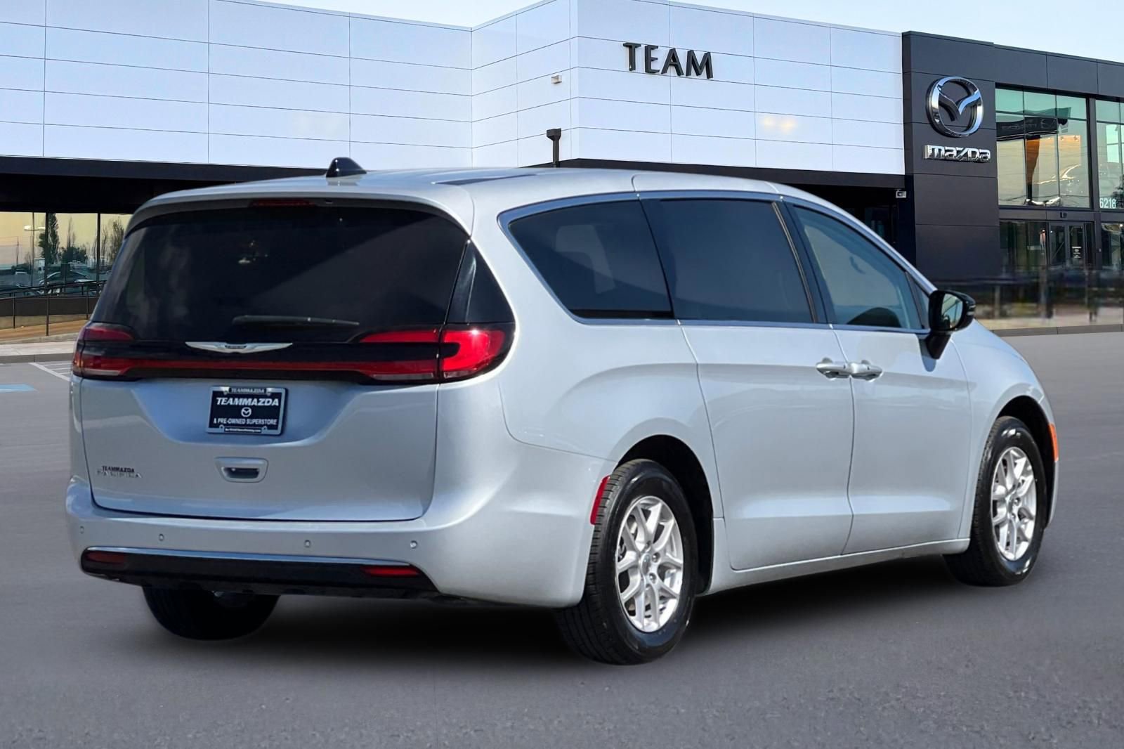 Used 2024 Chrysler Pacifica Touring-L FWD image 4