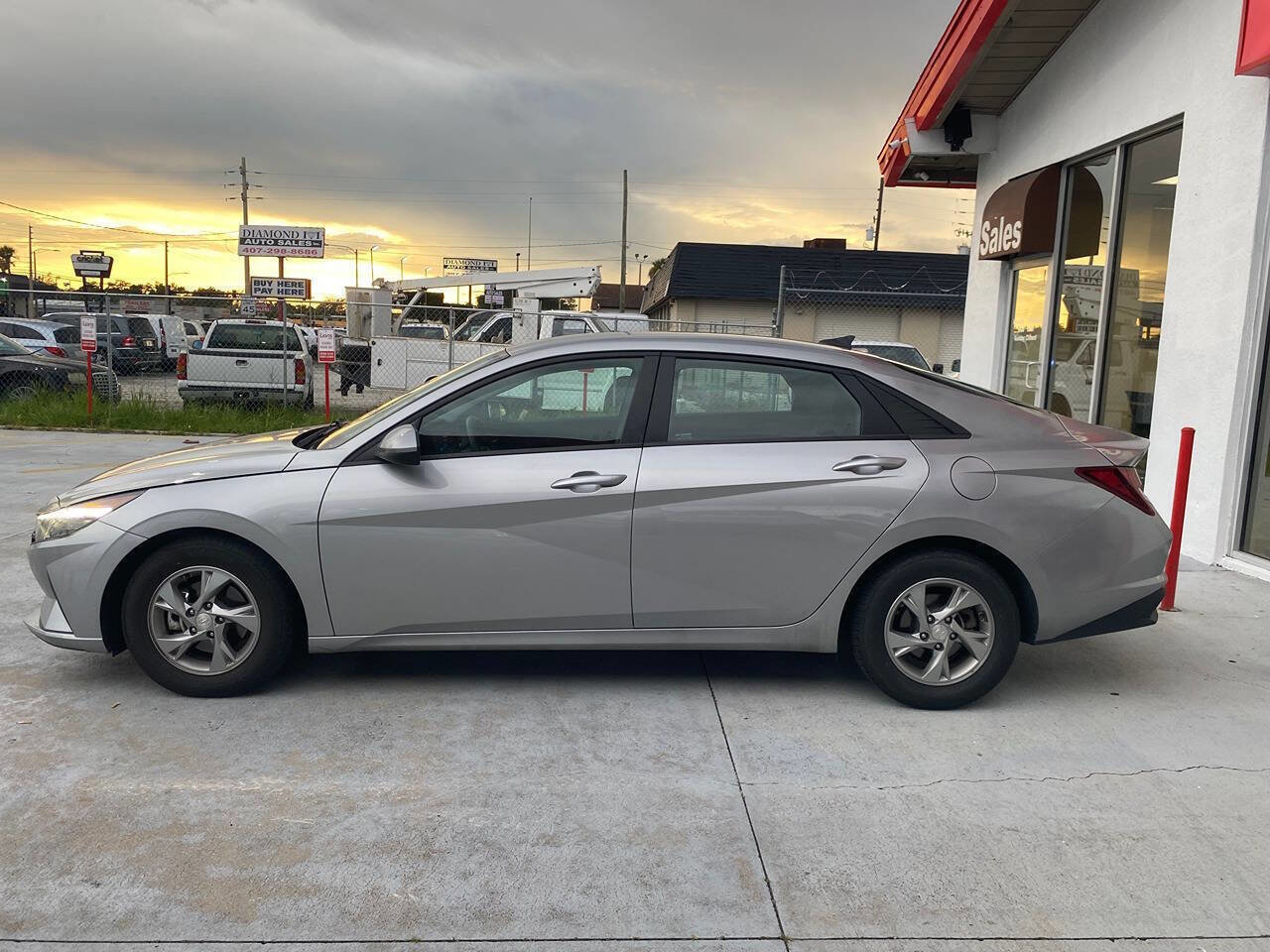 Used 2021 Hyundai Elantra SE image 2