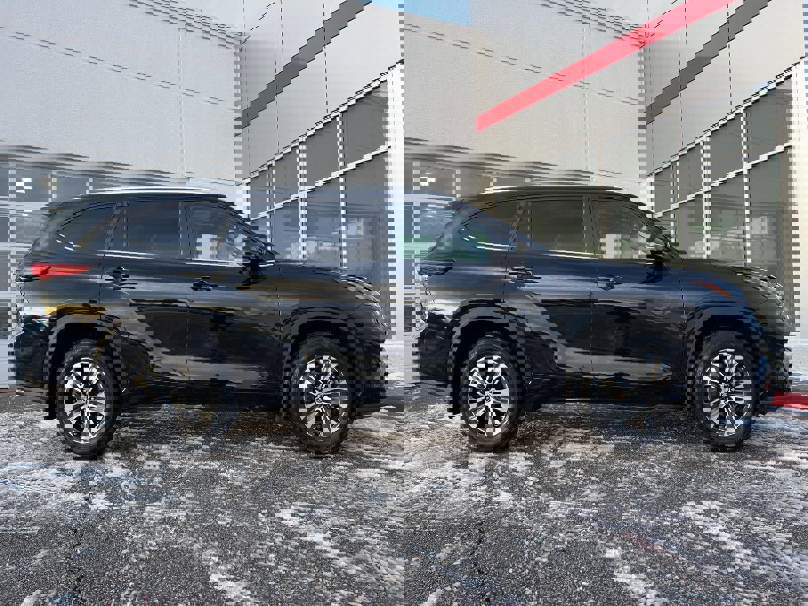 Certified 2023 Toyota Highlander XLE image 7