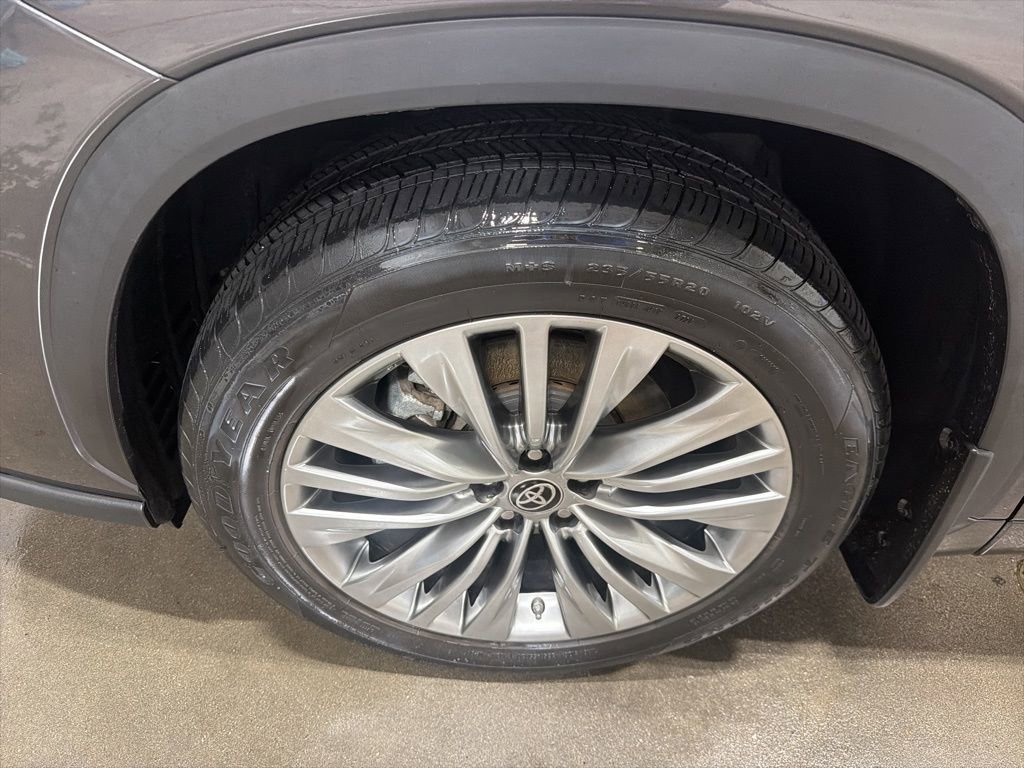 Used 2024 Toyota Highlander Platinum image 10