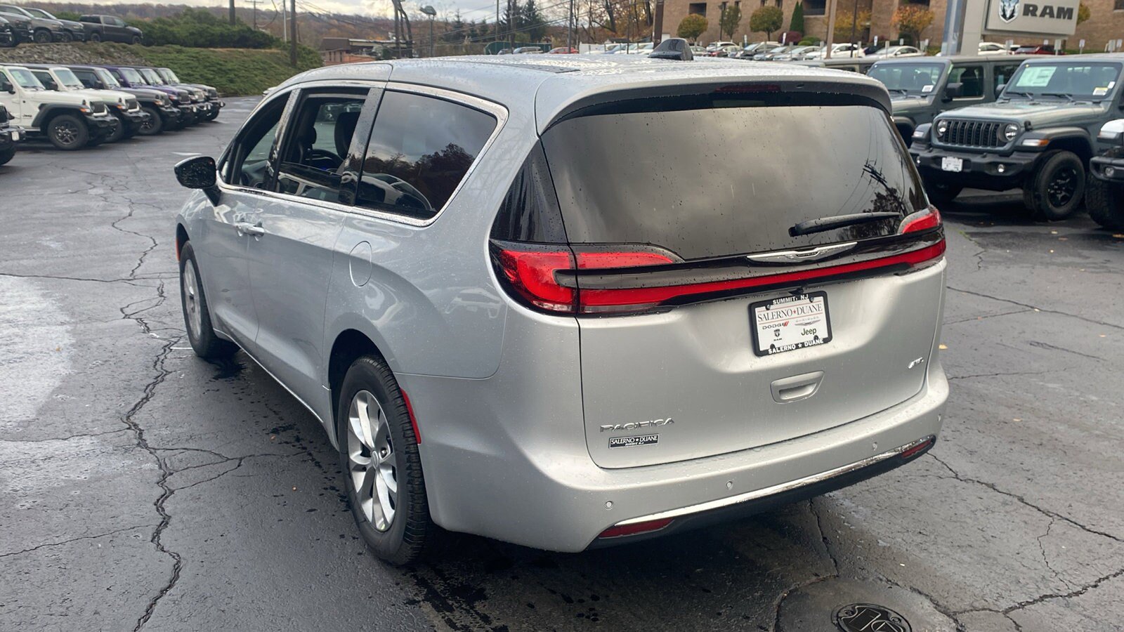 New 2026 Chrysler Pacifica Select AWD/4WD image 24
