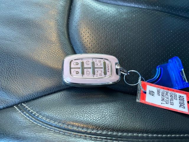 Used 2022 Chrysler Pacifica Touring-L image 25