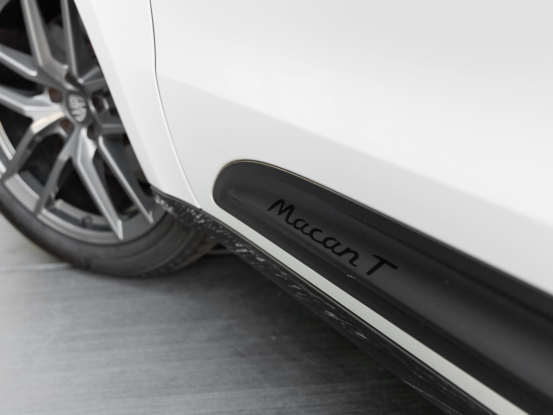 Certified 2025 Porsche Macan Turbo AWD/4WD image 13