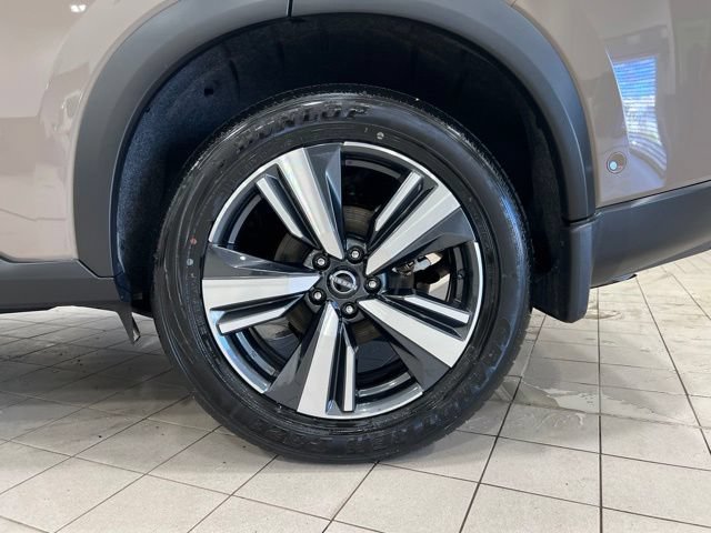 Used 2025 Nissan Rogue SL AWD/4WD image 23