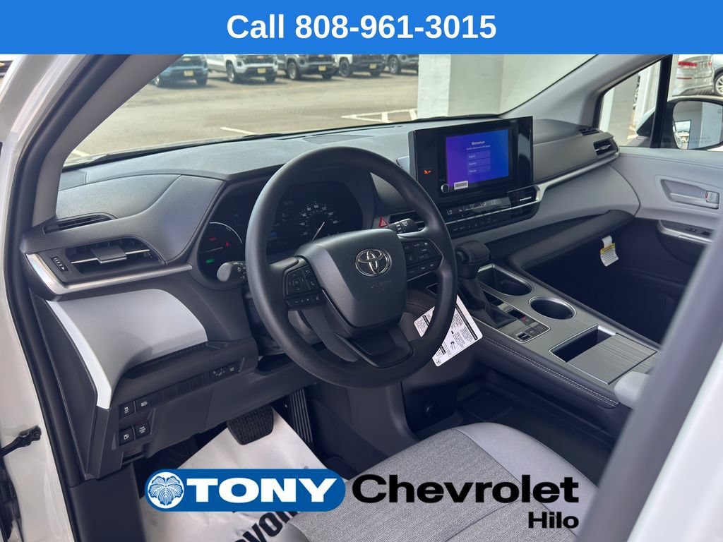 Used 2026 Toyota Sienna LE FWD image 9