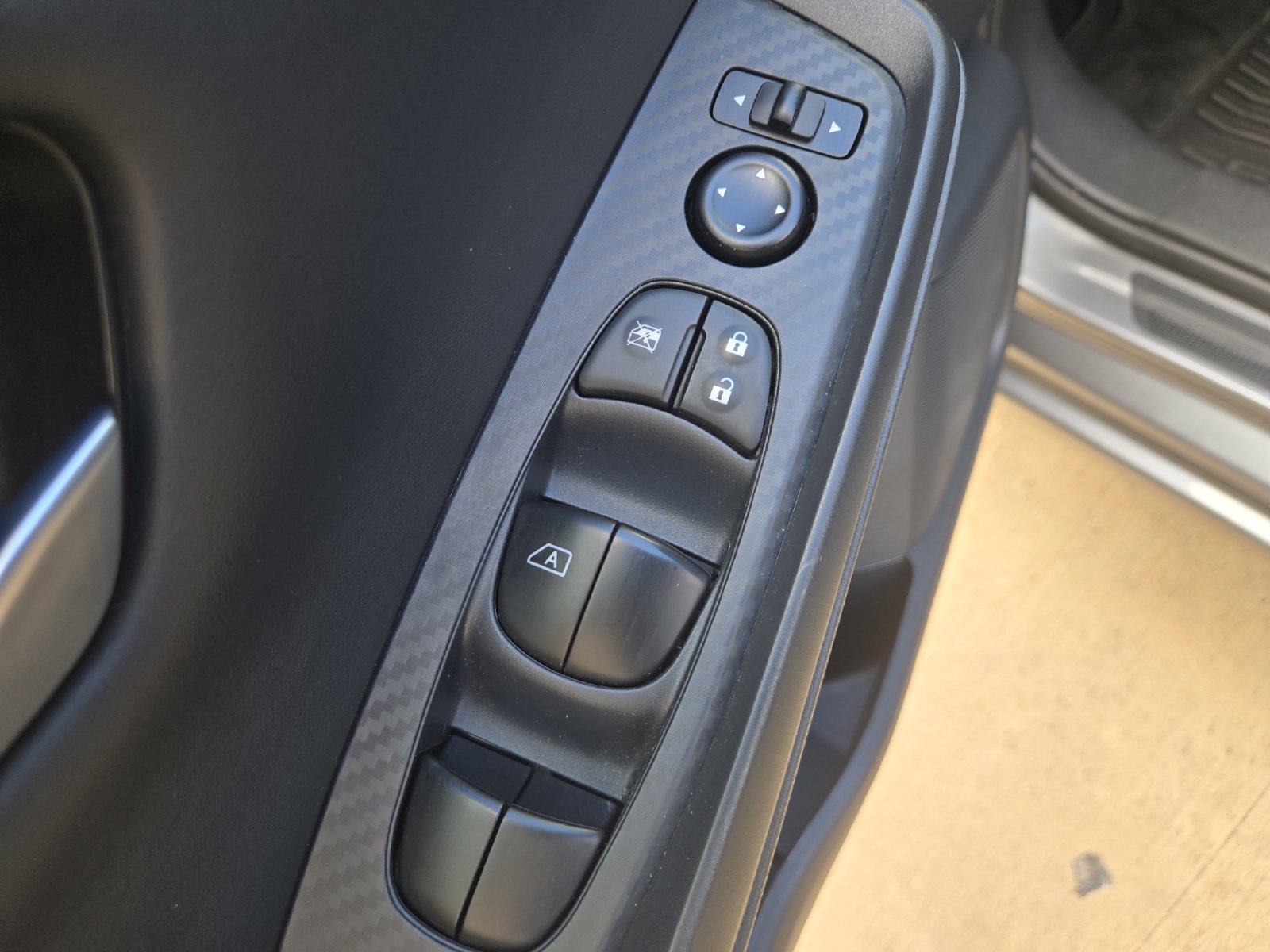 Used 2025 Nissan Sentra SV FWD image 29