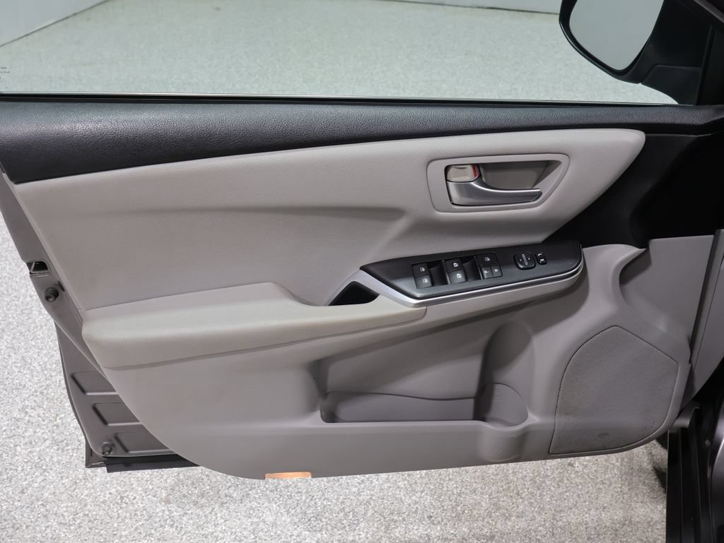 Used 2015 Toyota Camry SE FWD image 12