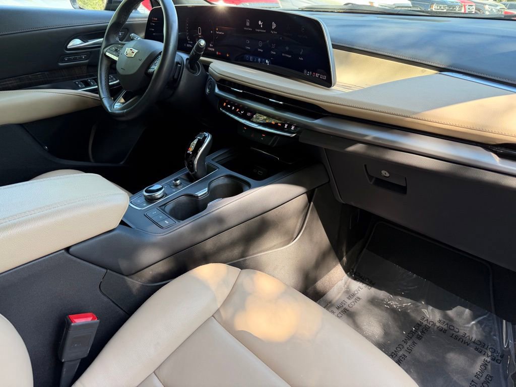Used 2025 Cadillac XT4 Premium Luxury image 10