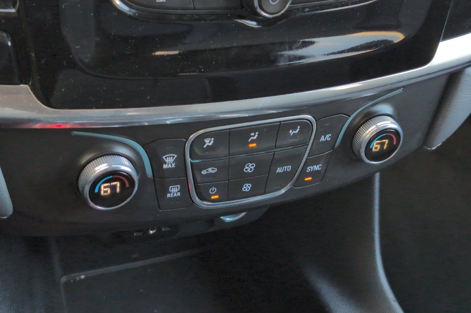 Used 2021 Chevrolet Traverse LT w/ LPO, Cargo Package image 21