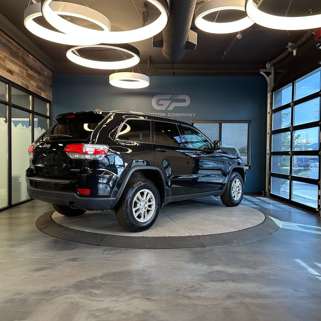 Used 2019 Jeep Grand Cherokee Laredo w/ Security & Convenience Group AWD/4WD image 3