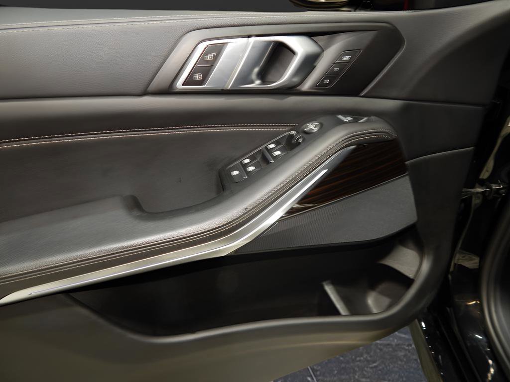 Used 2021 BMW X5 xDrive40i w/ M Sport Package image 13