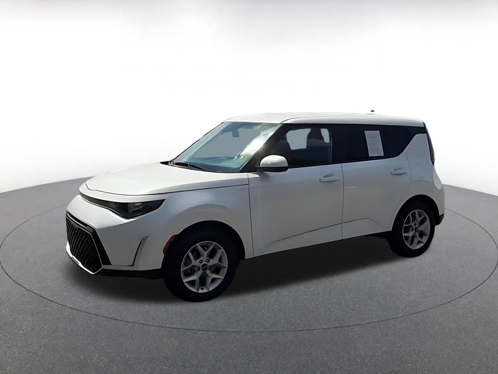 Used 2025 Kia Soul LX w/ LX Technology Package FWD image 7