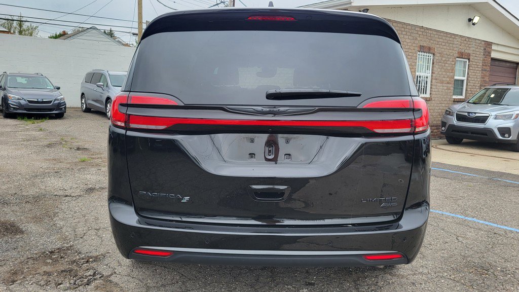 Used 2024 Chrysler Pacifica Limited w/ Uconnect Theater Family Group image 8