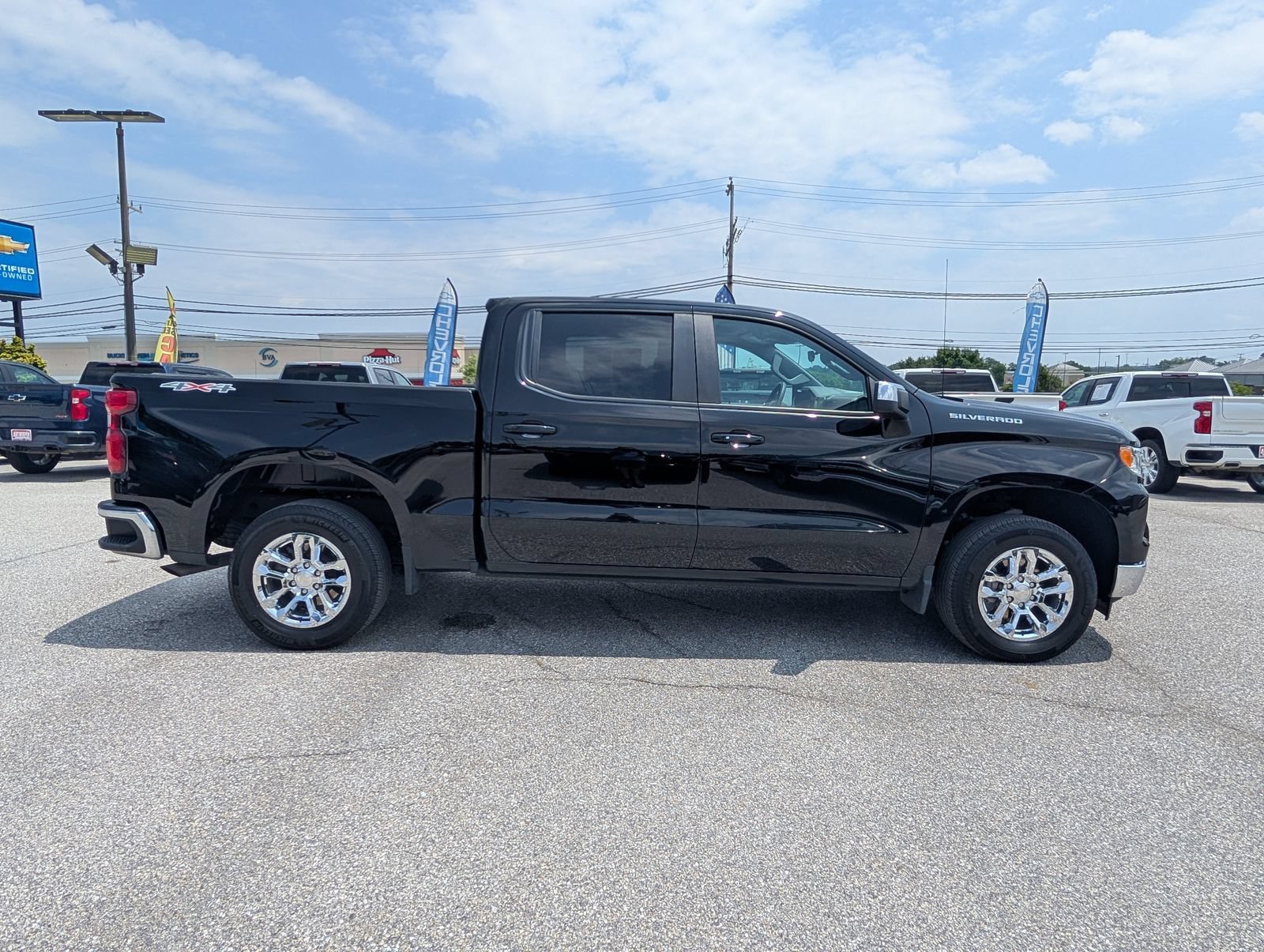 Used 2023 Chevrolet Silverado 1500 LT AWD/4WD image 2