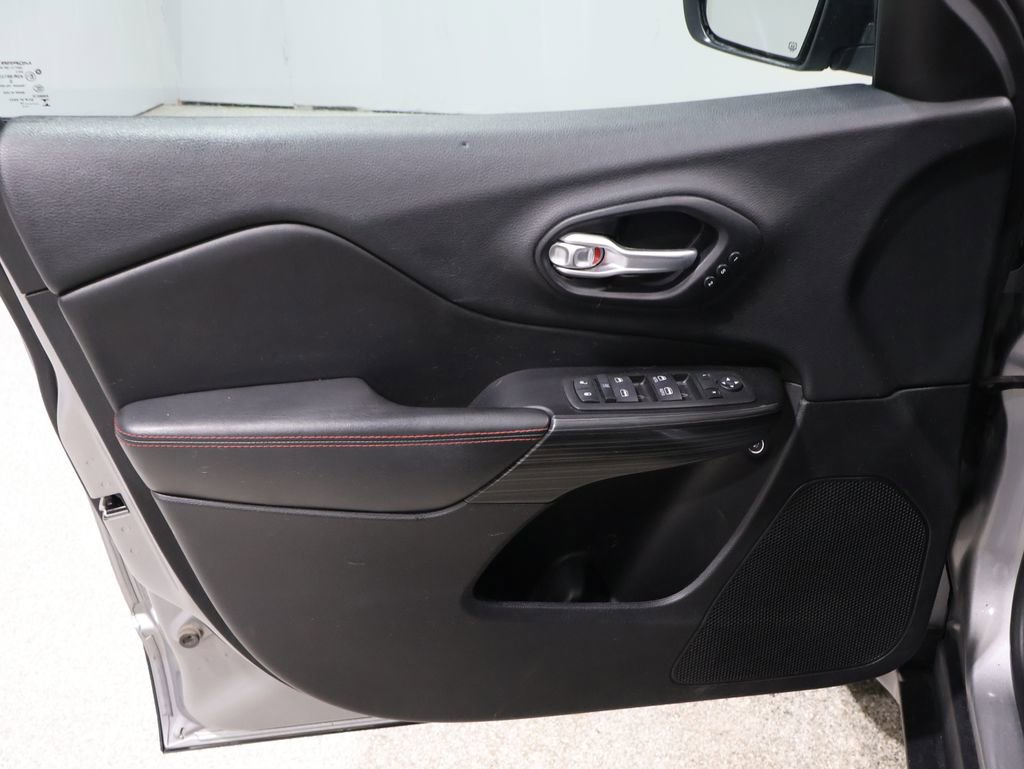 Used 2015 Jeep Cherokee Trailhawk w/ Comfort/Convenience Group image 14