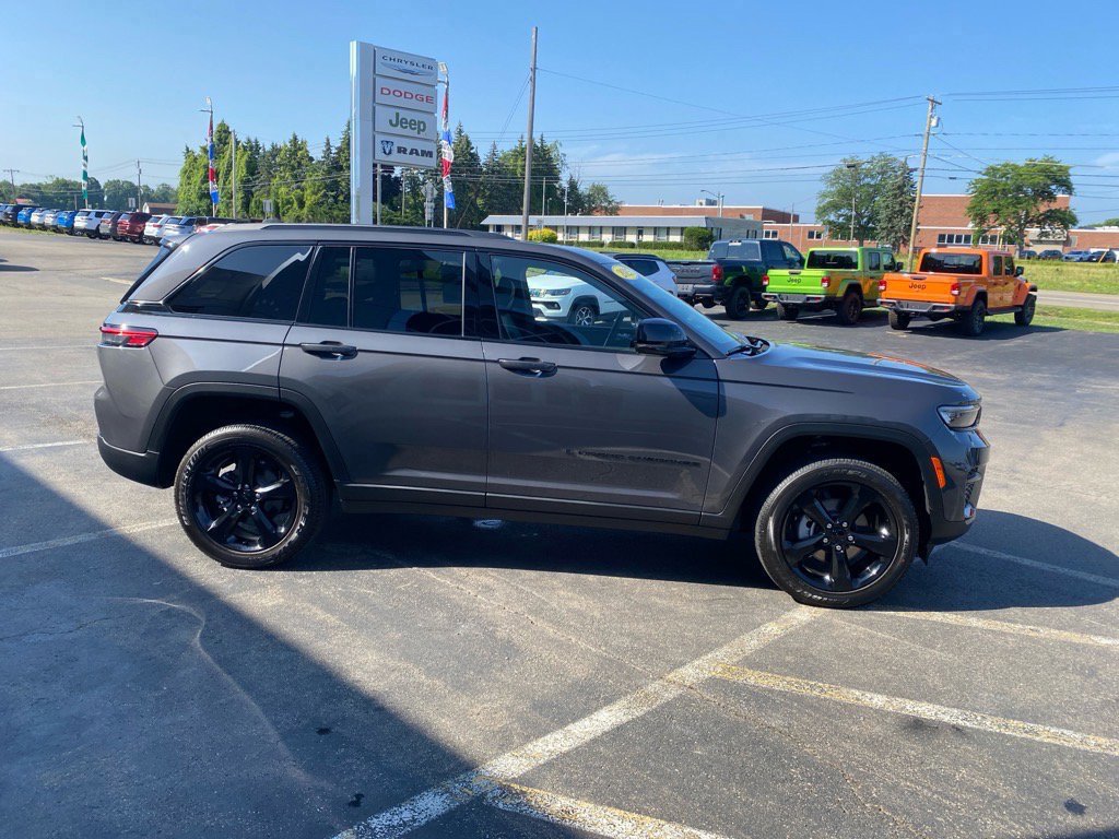 Used 2025 Jeep Grand Cherokee Altitude image 6