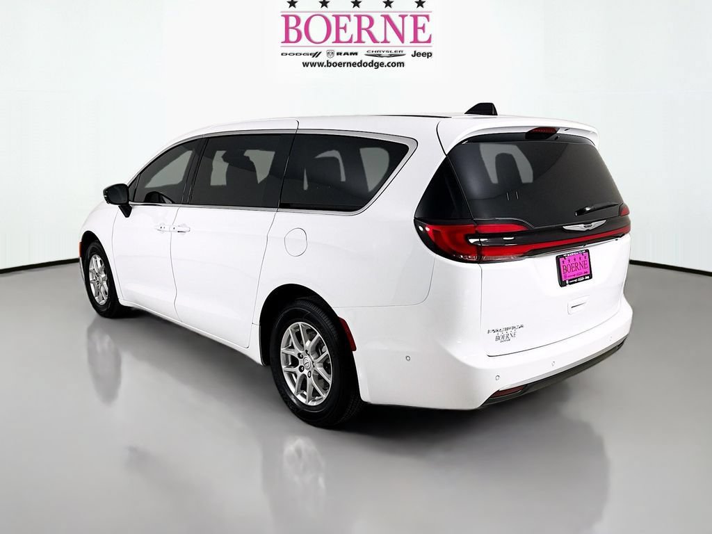 Used 2025 Chrysler Pacifica Select FWD image 5